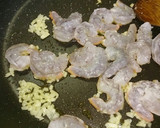 海老としめじとセロリの葉のガーリック炒め作り方5写真