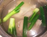 仕上げに熱いごま油!中華風茹で鶏作り方1写真