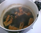 朝食に 簡単 ワカメ 薩摩揚げの 味噌汁作り方3写真