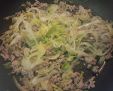 レタスと豚ミンチを卵とじ♪簡単そぼろ丼作り方2写真
