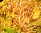 野菜だけ!豆苗ともやしの甘辛味噌焼きそば作り方4写真