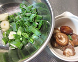 椎茸と新玉ねぎの葉のアヒージョ作り方1写真