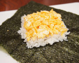 炒り卵とほうれん草バター醤油◆おにぎらず作り方6写真