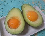 簡単美味しい♪丸ごとアボカドの卵ココット作り方1写真