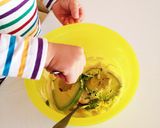 1歳児が作るアボカドのクリーミーサラダ作り方3写真