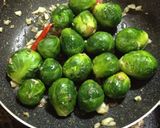 芽キャベツのアンチョビ炒め作り方3写真