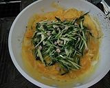 水菜とハムとチーズのオムレツ作り方4写真