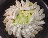 超簡単で美味しい！絶品餃子鍋【もつ鍋風】作り方3写真