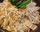 超簡単で美味しい！絶品餃子鍋【もつ鍋風】作り方4写真