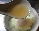 半熟卵かけご飯に梅酒をかける♫作り方2写真