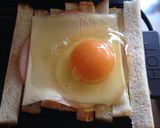 ♡余ったパン耳で卵とろ〜りホットサンド♡作り方3写真