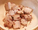 厚切り豚バラ肉でもさっぱり！旨辛味噌鍋作り方3写真