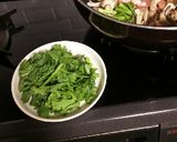 春菊と豚肉と茸のさっと炒め作り方2写真