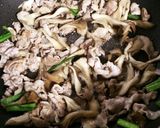 春菊と豚肉と茸のさっと炒め作り方3写真