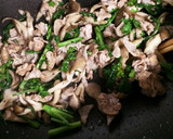 春菊と豚肉と茸のさっと炒め作り方4写真
