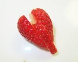 いちごバタフライ の 作り方　飾り切り作り方3写真
