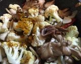 カリフラワーと舞茸のアンチョビカレー炒め作り方7写真