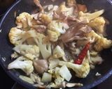 カリフラワーと舞茸のアンチョビカレー炒め作り方8写真