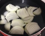 玉ねぎ、ワカメ、油揚げの味噌汁作り方3写真