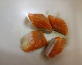 鮭とじゃが芋とアスパラのバター炒め作り方1写真