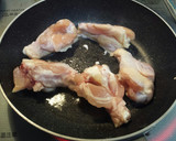 簡単で絶品♡鶏手羽元ときのこの甘辛煮込み作り方1写真