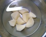 玉ねぎ　じゃが芋　大根　豚肉の　味噌汁作り方1写真