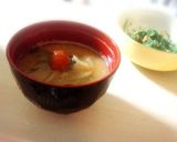 “梅干しのせ”玉ねぎ、ワカメの味噌汁作り方3写真