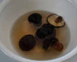鶏手羽と干ししいたけのうま煮。作り方1写真