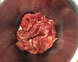 牛肉とれんこんと豆苗の炒め物作り方1写真