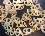 牛肉とれんこんと豆苗の炒め物作り方4写真