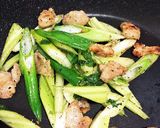 鶏皮パリパリと、ねぎセロリ炒め作り方4写真