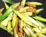 鶏皮パリパリと、ねぎセロリ炒め作り方5写真