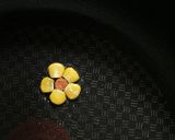 お弁当に!コーンと人参でキティのお花❁作り方6写真