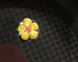 お弁当に!コーンと人参でキティのお花❁作り方7写真