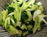 シンプル塩味鶏胸肉セロリとキュウリ炒め作り方3写真