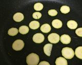 魚肉ソーセージとズッキーニの炒め物作り方3写真