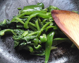 蕪と蕪の葉とピーマンの梅肉和風パスタ作り方3写真