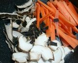 カンゾウと春キノコ等のヘルシーな油炒め作り方6写真