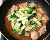 子供が喜ぶ鳥モモ肉とブロッコリー梅干炒め作り方10写真