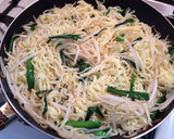 牡蠣とニラのスタミナ塩焼きそば作り方4写真
