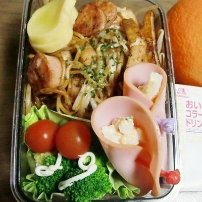 マルちゃん焼そば弁当、フライドポテト入り by 小世界 【クックパッド