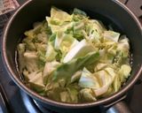 斬新な味！キャベツとコンビーフのスープ作り方3写真