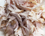 新玉ねぎと蒸し鶏の簡単サラダ作り方2写真