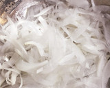 新玉ねぎと蒸し鶏の簡単サラダ作り方3写真