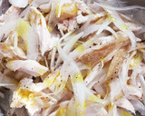 新玉ねぎと蒸し鶏の簡単サラダ作り方4写真