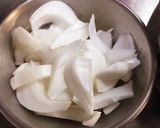 新玉ねぎと新玉ねぎの葉と豚肉の炒め物作り方1写真
