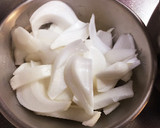 新玉ねぎと新玉ねぎの葉と豚肉の炒め物作り方1写真