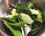 新玉ねぎと新玉ねぎの葉と豚肉の炒め物作り方2写真