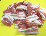 新玉ねぎと新玉ねぎの葉と豚肉の炒め物作り方3写真