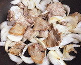新玉ねぎと新玉ねぎの葉と豚肉の炒め物作り方5写真